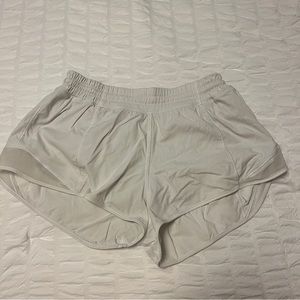 lululemon hotty hot shorts 2.5”